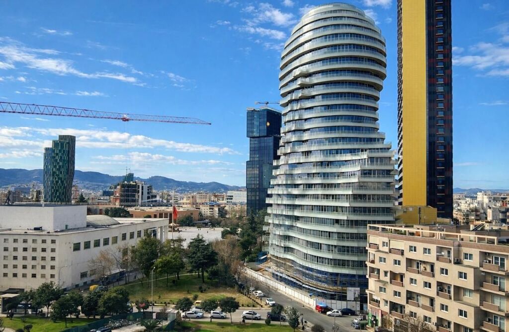 SHOP FOR RENT AT 9 FLOORS