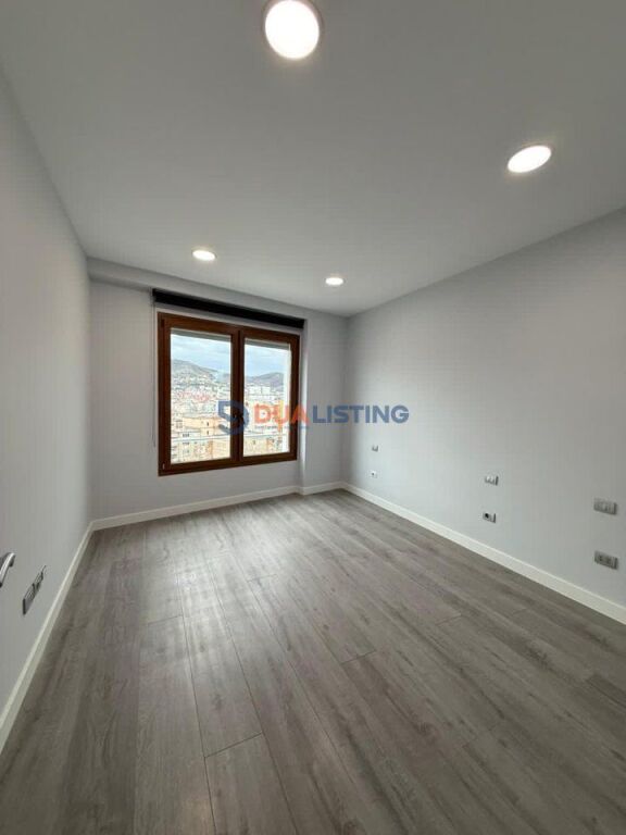 Qira, ambient 200 m², pranë hotel Hilton!

