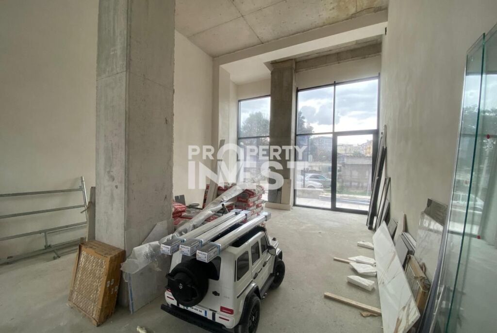 Shop on the ground floor for rent at the Paris Municipality