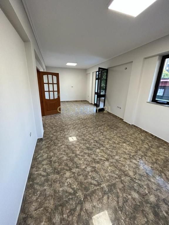 AFFITTASI SECONDO PIANO DI UNA VILLA, UFFICIO – PAZARI I RI