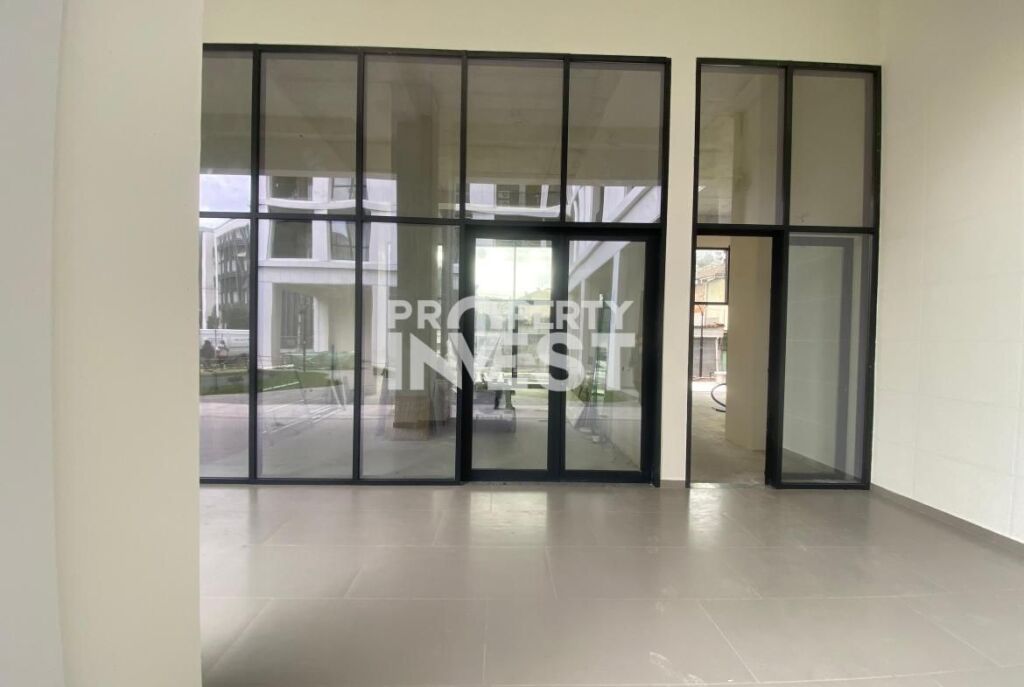 Shop on the ground floor for rent at the Paris Municipality