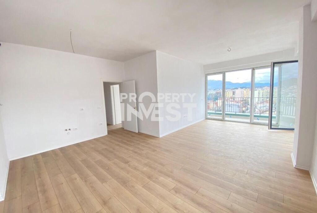 Shitet super apartament 3+1 tek Komuna e Parisit