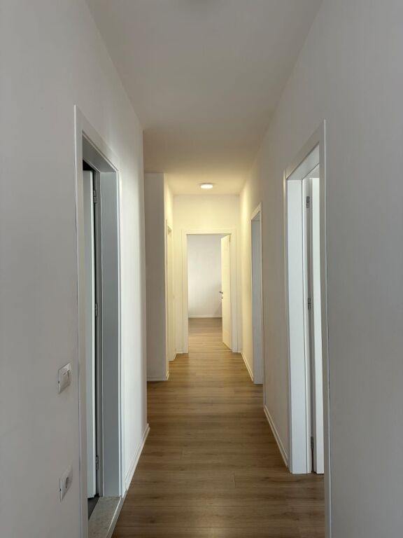 Shitet Apartament 3+1 me Verandë tek Rezidenca Erli