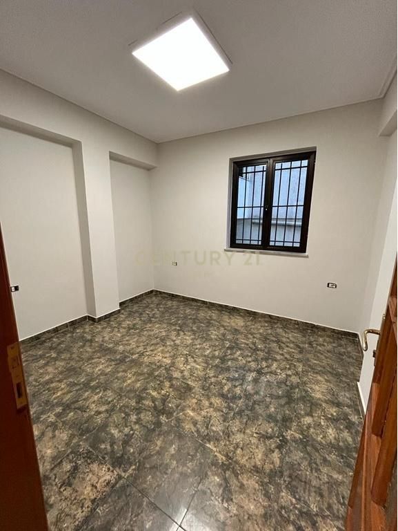 AFFITTASI SECONDO PIANO DI UNA VILLA, UFFICIO – PAZARI I RI