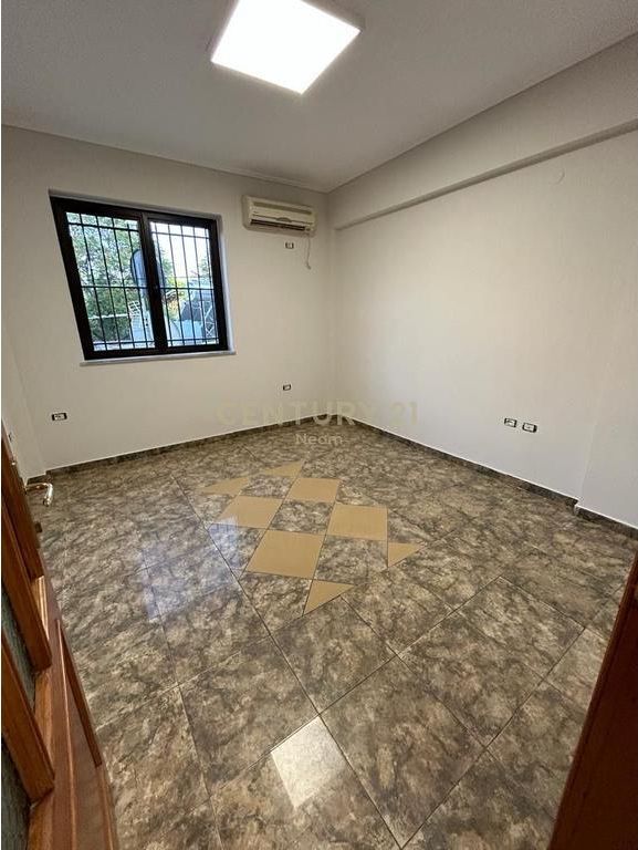 AFFITTASI SECONDO PIANO DI UNA VILLA, UFFICIO – PAZARI I RI