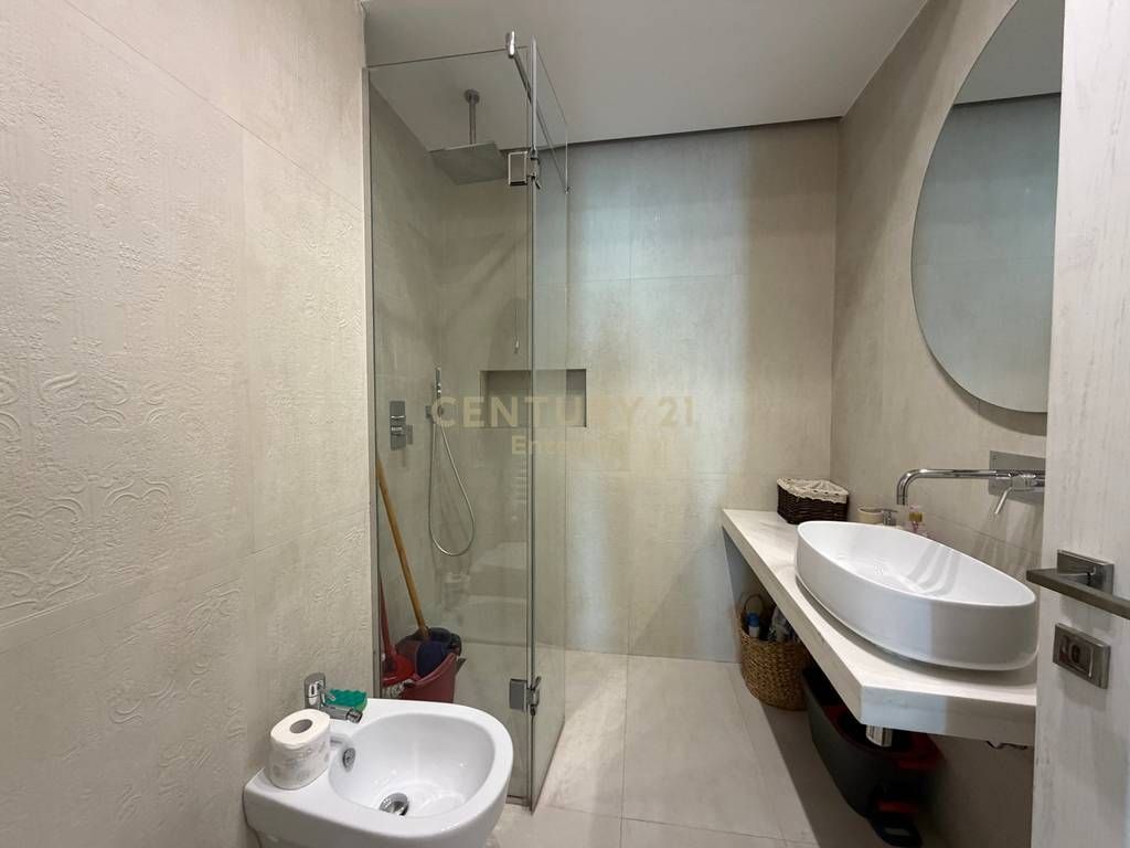 Apartament 2+1+2 me post parkimi me qira te Ambasador 3.