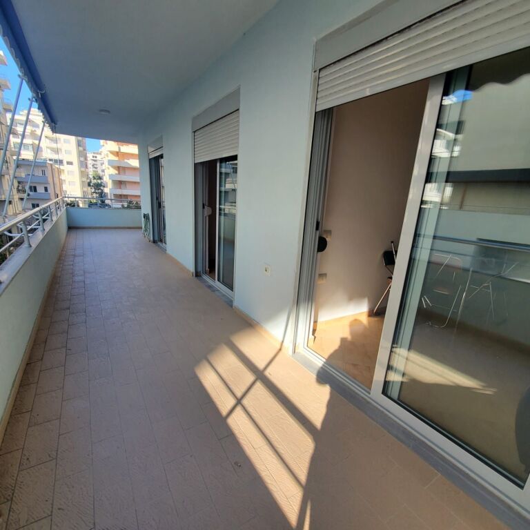 SHITET APARTAMENT 2+1 NË LUNGOMARE – PAMJE ANËSORE NGA DETI
