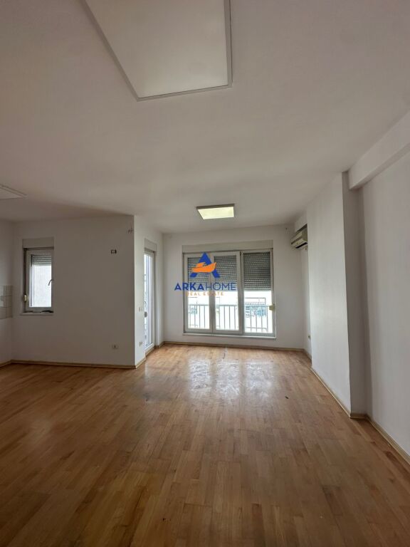 APPARTAMENTO IN AFFITTO PER UFFICI 125M2 "KOMPLEKSI KONTAKT, ISH PARKU" 650 EURO