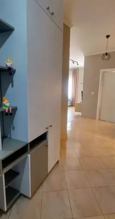 Tirane, jepet me qera apartament 1+1+Ballkon Kati 4, 65 m² 600 € (Prane Vila Gold)