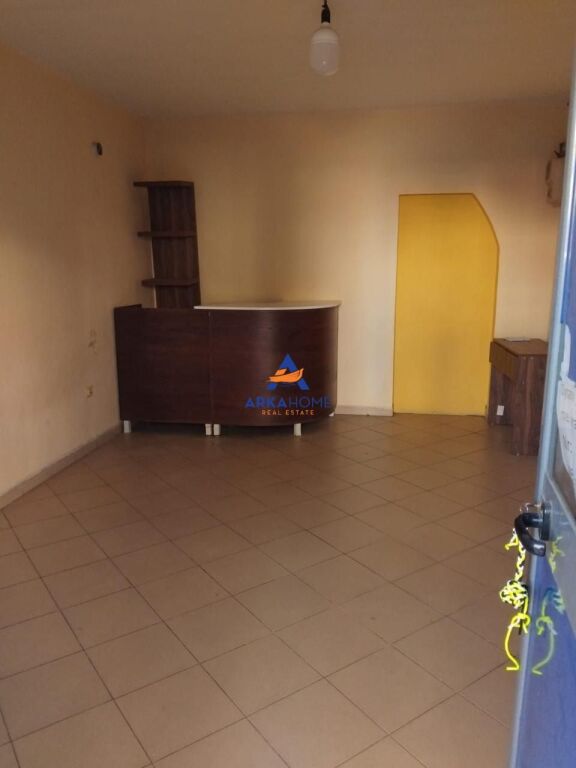 JEPET AMBIENT ME QERA 22M2 "RRUGA KONGRESI I LUSHNJES, 21 DHJETORI" 350 EURO
