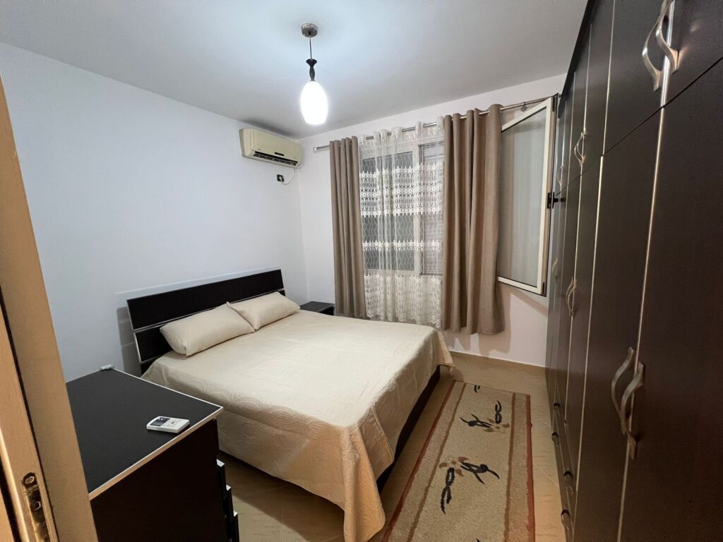 Affittasi appartamento arredato 2+1 ad Astir al prezzo di 450 mila lek,
