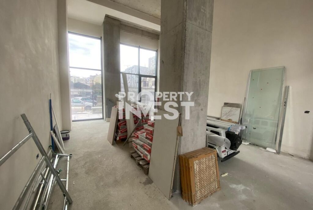 Shop on the ground floor for rent at the Paris Municipality