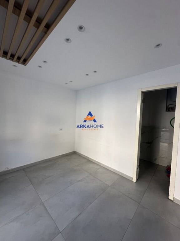 LOCALE COMMERCIALE IN AFFITTO SULLA STRADA 60M2 "EX PARCO" 130.000 LEKE