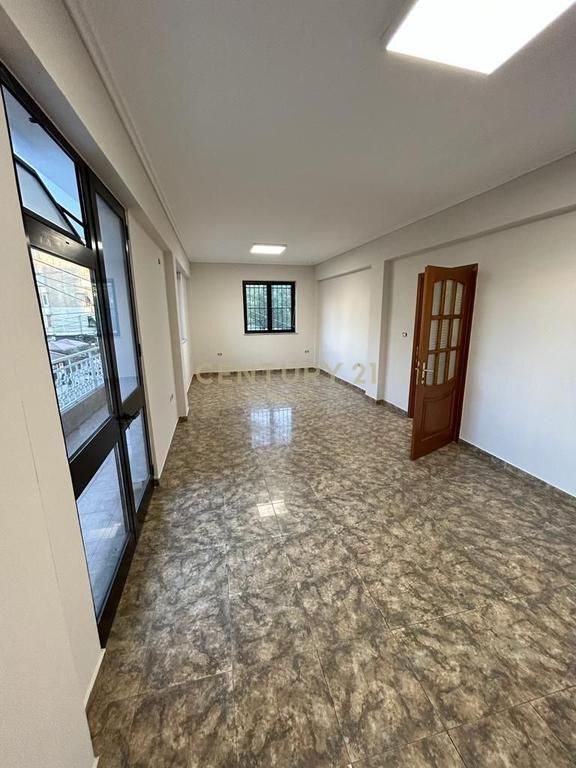 AFFITTASI SECONDO PIANO DI UNA VILLA, UFFICIO – PAZARI I RI