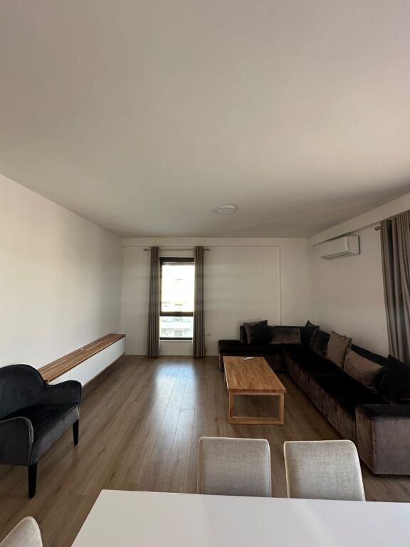 Shitet Apartament 3+1 me Verandë tek Rezidenca Erli