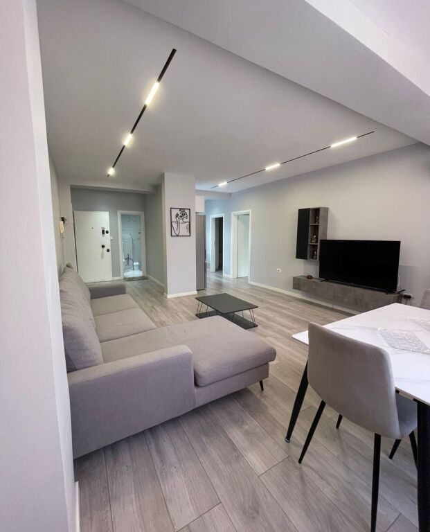 Shitet Apartament 2+1 – 21 Dhjetori, pranë Hotel Mondial
