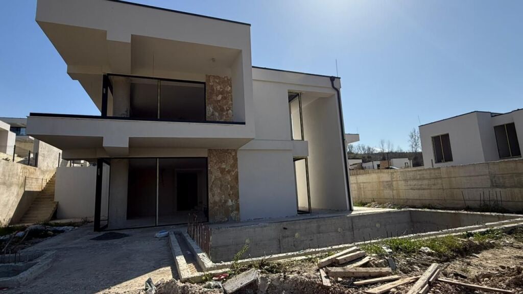🏡 Vilë në Shitje me pishine – Farkë, Lisi i Artë