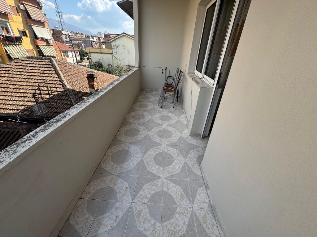 Jepet me qera Apartament 2+1  Adresa : Rruga Bardhyl perball shkolles Cajupi  Kati 3 pa ashnsor  Cmimi 500 mij lek i diskutueshem