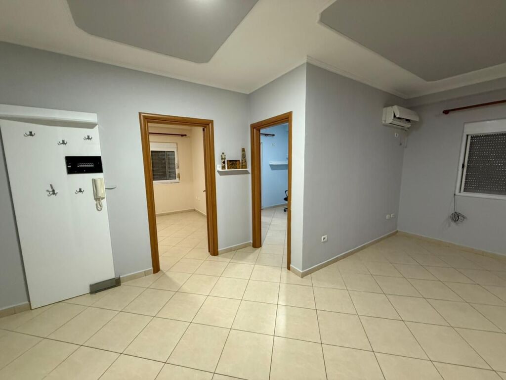 APARTAMENT 2+1 ME QIRA PRANE PAZARIT TE RI. 500 EURO