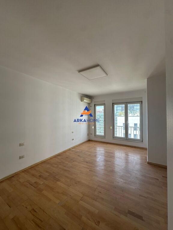 APPARTAMENTO IN AFFITTO PER UFFICI 125M2 "KOMPLEKSI KONTAKT, ISH PARKU" 650 EURO