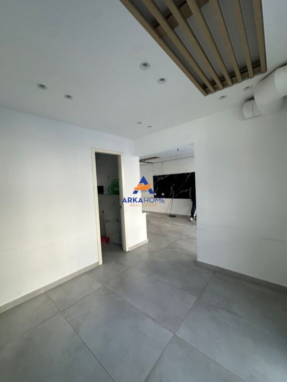 LOCALE COMMERCIALE IN AFFITTO SULLA STRADA 60M2 "EX PARCO" 130.000 LEKE