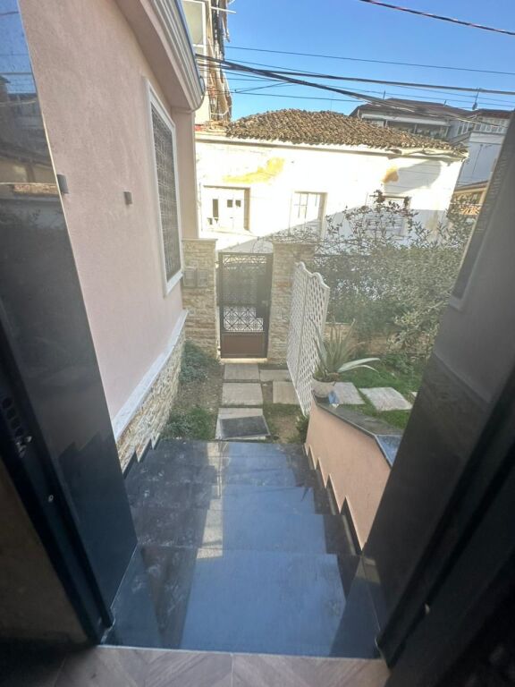 JEPET ME QERA KATI I PARE I NJE VILE QENDER, DURRES