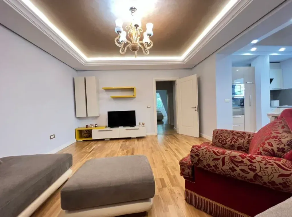 Tirane, jepet me qera ne qender te Tiranes apartament 2+1+Ballkon,  120 m² , 1.000 €
