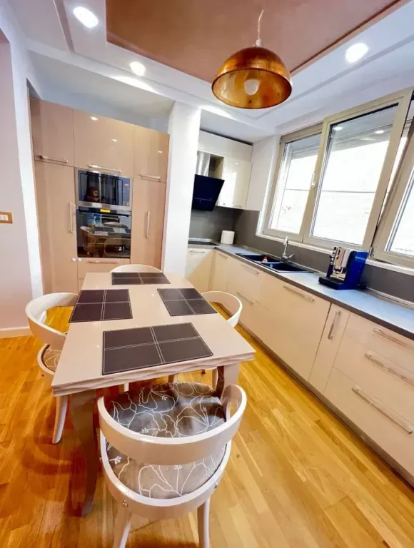 Tirane, jepet me qera ne qender te Tiranes apartament 2+1+Ballkon,  120 m² , 1.000 €