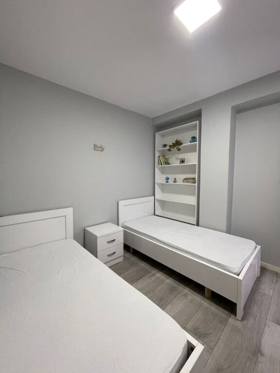🏡 Shitet Apartament 2+1 – 21 Dhjetori, pranë Hotel Mondial