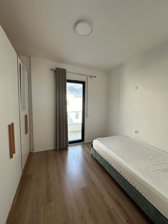 Shitet Apartament 3+1 me Verandë tek Rezidenca Erli