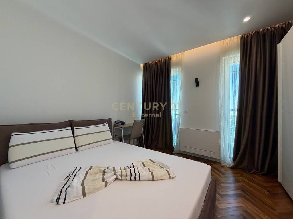 Apartament 2+1+2 me post parkimi me qira te Ambasador 3.