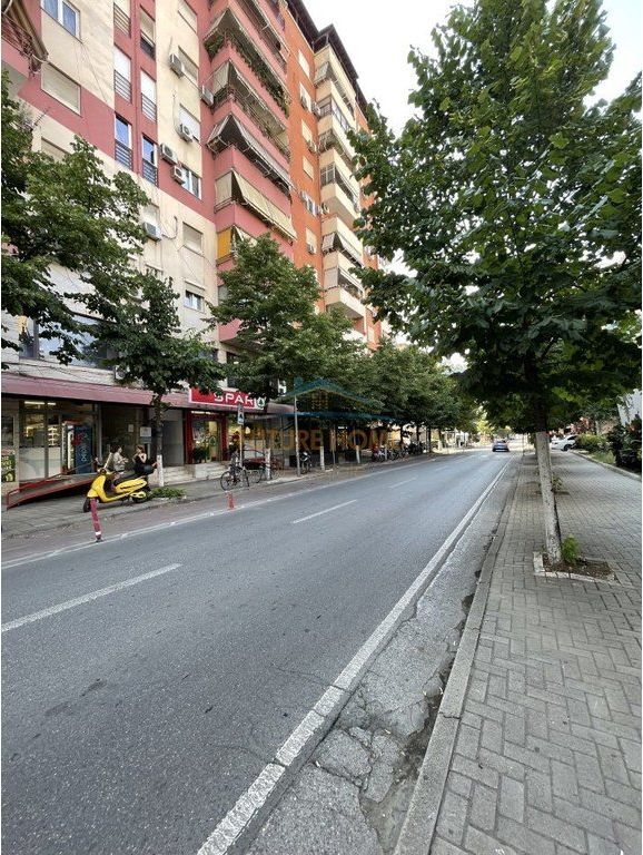 Qera, Ambjent biznesi , Rruga "Sami Frasheri ", Tirane.