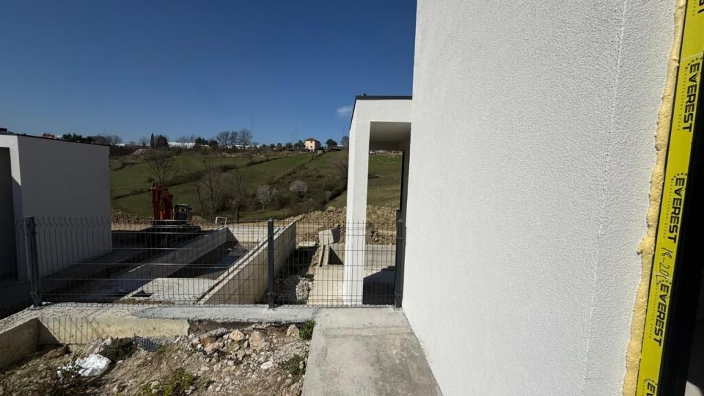 🏡 Vilë në Shitje – Farkë, Lisi i Artë