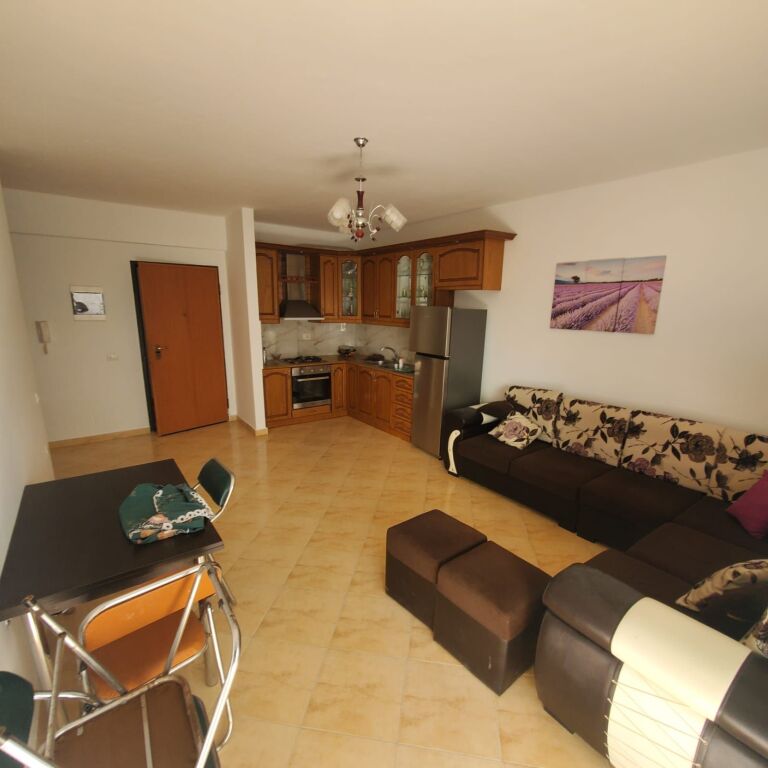 SHITET APARTAMENT 2+1 NË LUNGOMARE – PAMJE ANËSORE NGA DETI