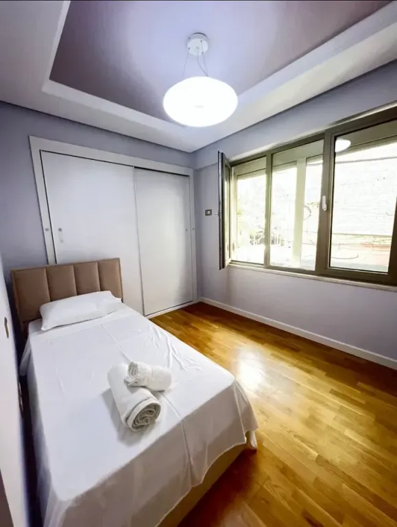 Tirane, jepet me qera ne qender te Tiranes apartament 2+1+Ballkon,  120 m² , 1.000 €
