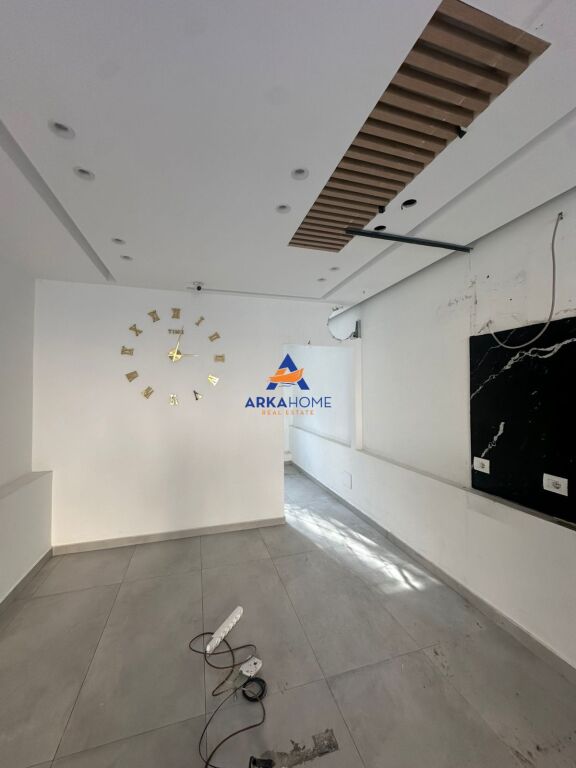 LOCALE COMMERCIALE IN AFFITTO SULLA STRADA 60M2 "EX PARCO" 130.000 LEKE