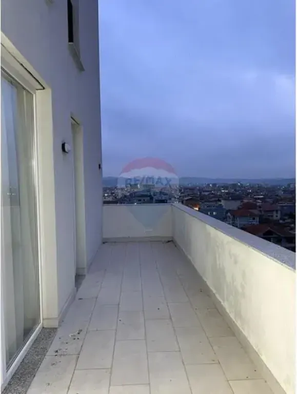 Appartamento 2+1 in vendita a Kamëz con veranda, arredato.