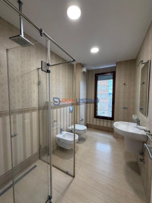 Qira, ambient 200 m², pranë hotel Hilton!
