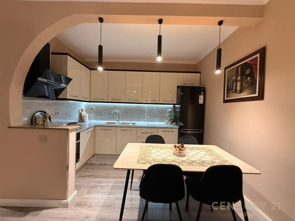 Apartament 2+1 Me Qira në Komunën e Parisit, Rruga Medar Shtylla - 900€ | 100 m²