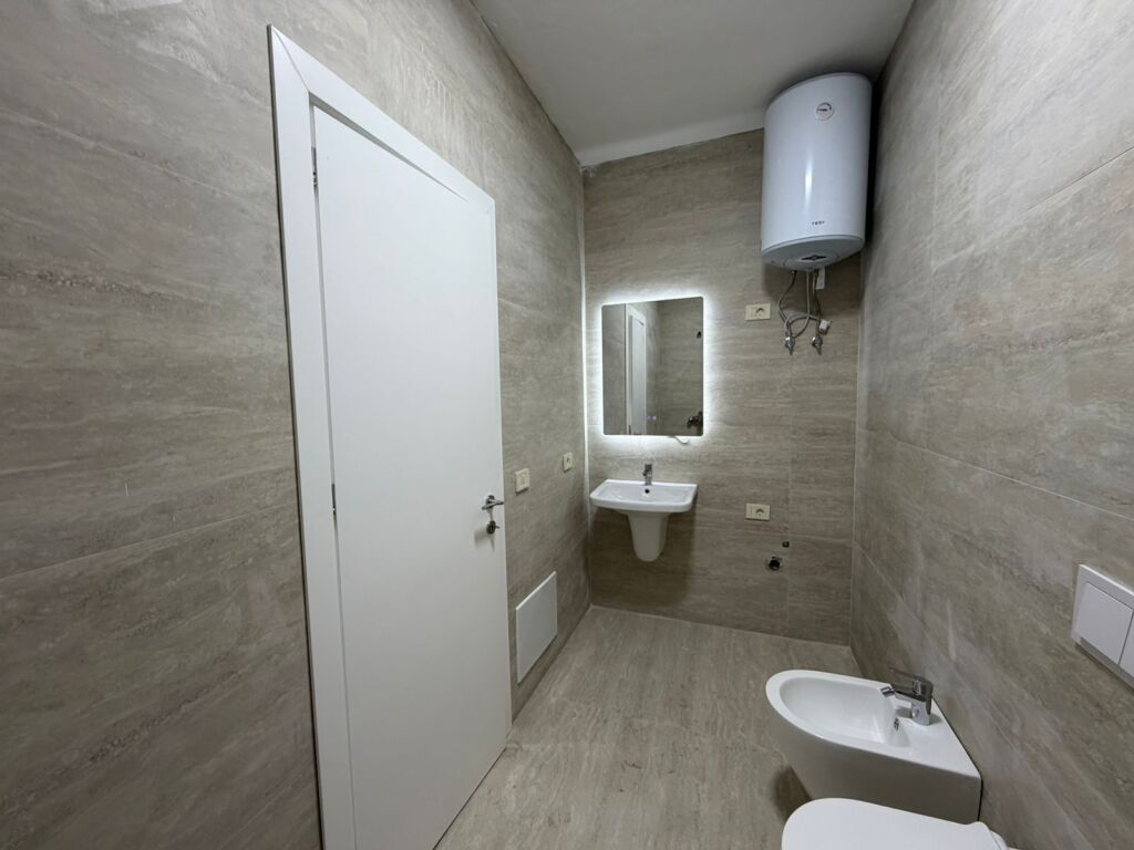 🏢 Jepet me Qera Apartament 1+1 per banim ose zyre – Golden Tower, Mine Peza