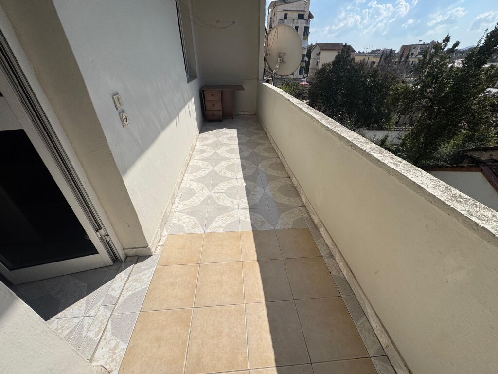 Jepet me qera Apartament 2+1  Adresa : Rruga Bardhyl perball shkolles Cajupi  Kati 3 pa ashnsor  Cmimi 500 mij lek i diskutueshem