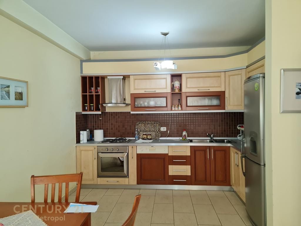 Apartament 2+1 për Shitje – Komuna e Parisit, Tiranë