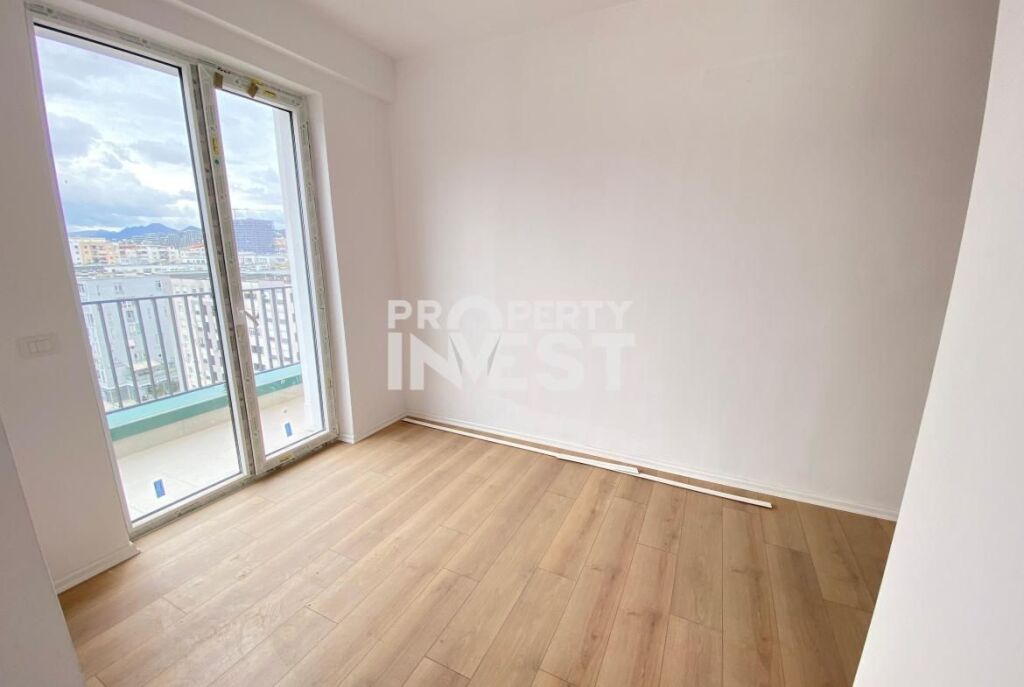 Shitet super apartament 3+1 tek Komuna e Parisit