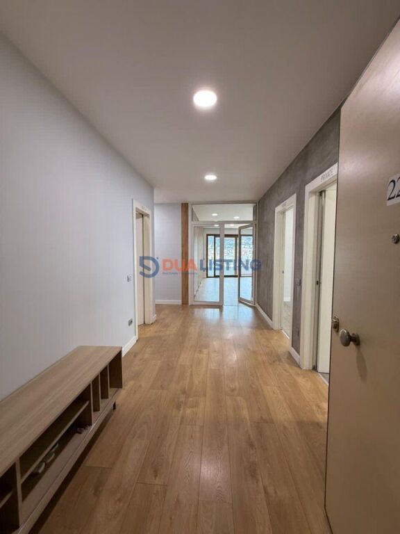 Qira, ambient 200 m², pranë hotel Hilton!
