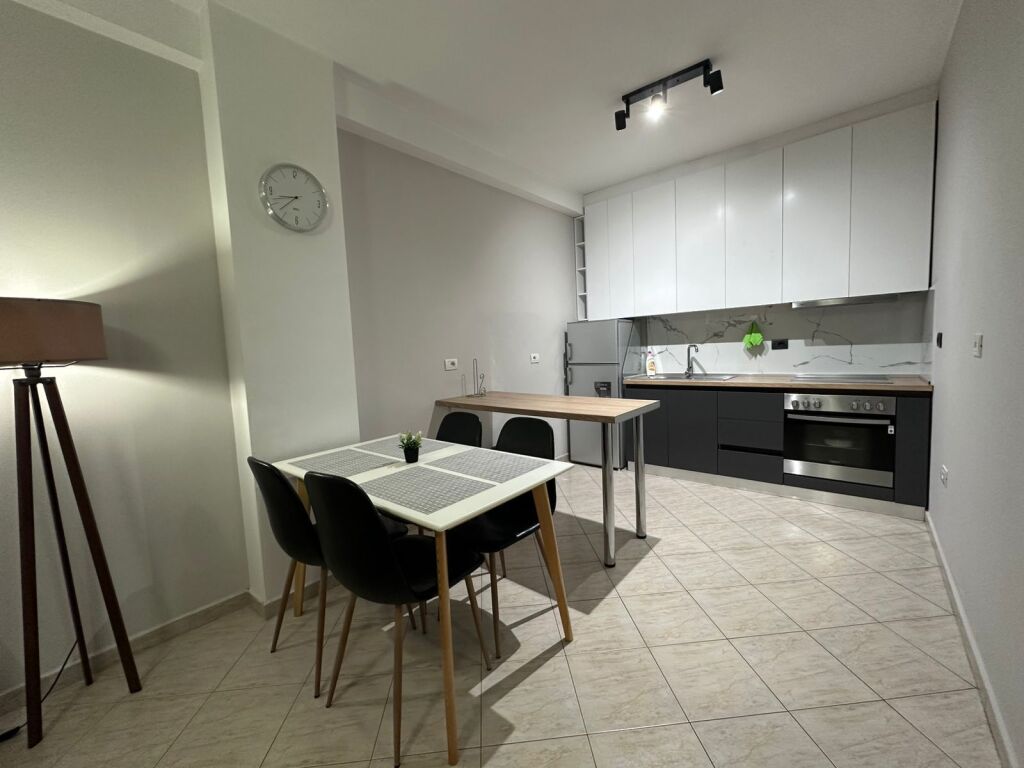 In affitto Appartamento 1+1, Via Kavaja vicino al palazzo Globe sulla strada principale 580 mila lek