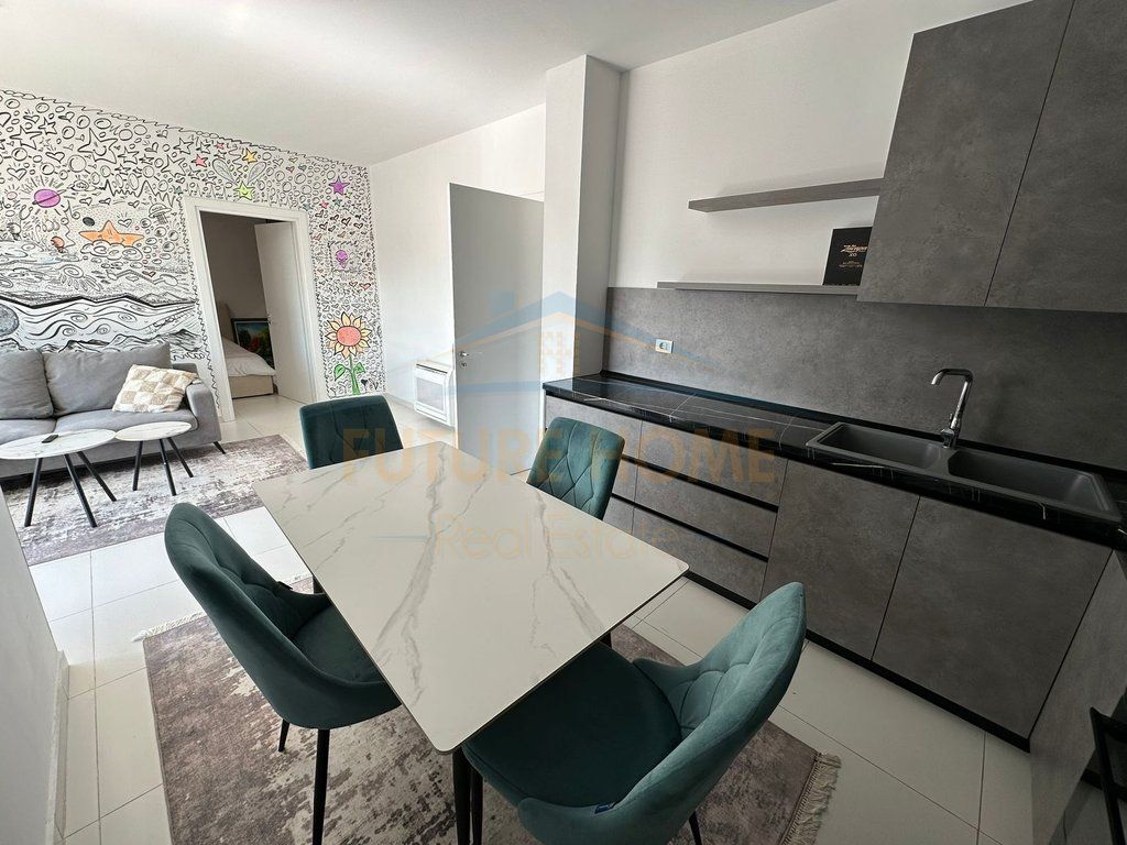 Qira, Apartament 2+1, Blloku, Tiranë.