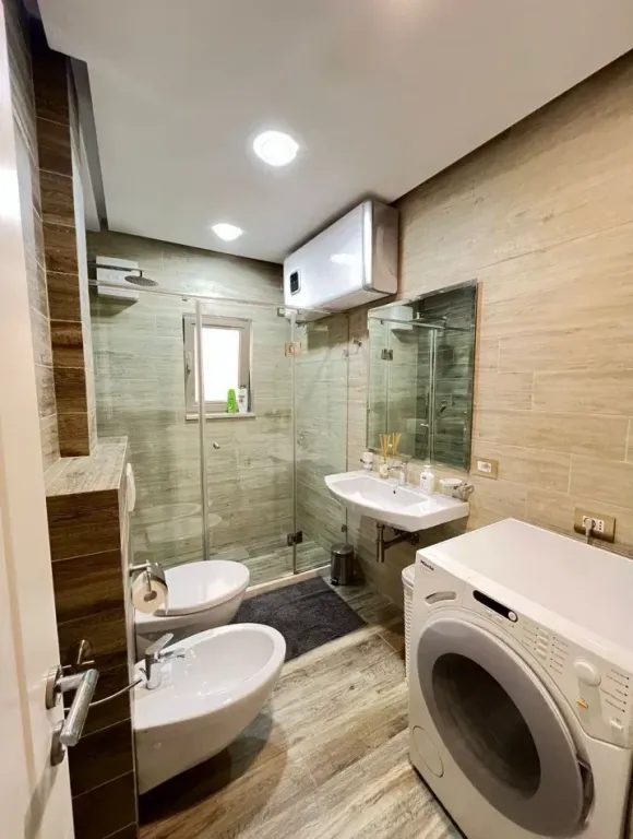 Tirane, jepet me qera ne qender te Tiranes apartament 2+1+Ballkon,  120 m² , 1.000 €