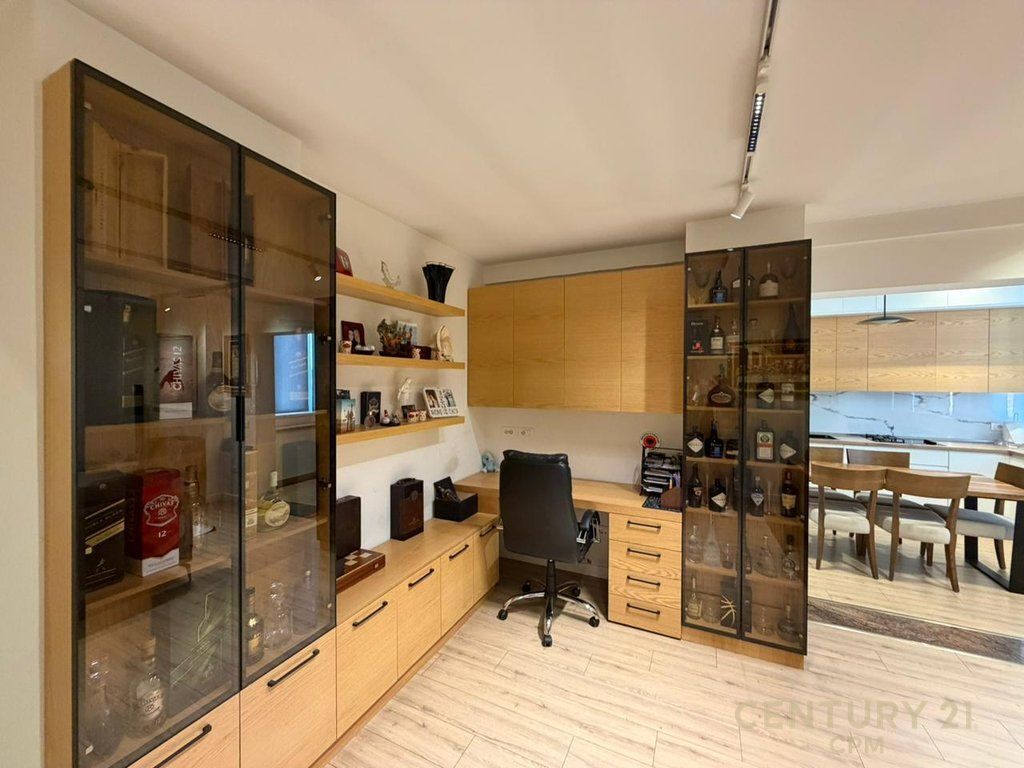 Apartament 2+1 me qira pranë Komunës së Parisit, në Rr. Sulejman Delvina.