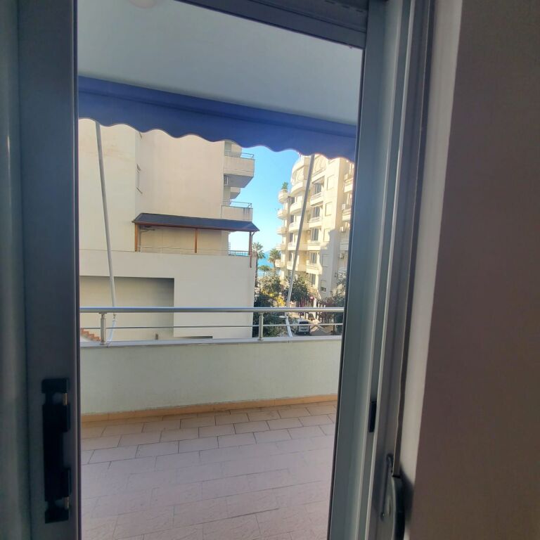 SHITET APARTAMENT 2+1 NË LUNGOMARE – PAMJE ANËSORE NGA DETI