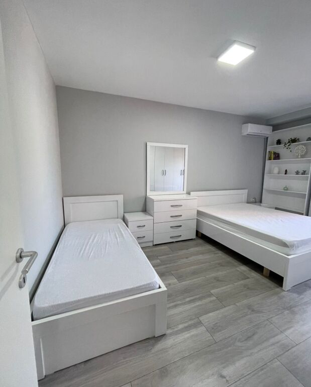 Shitet Apartament 2+1 – 21 Dhjetori, pranë Hotel Mondial